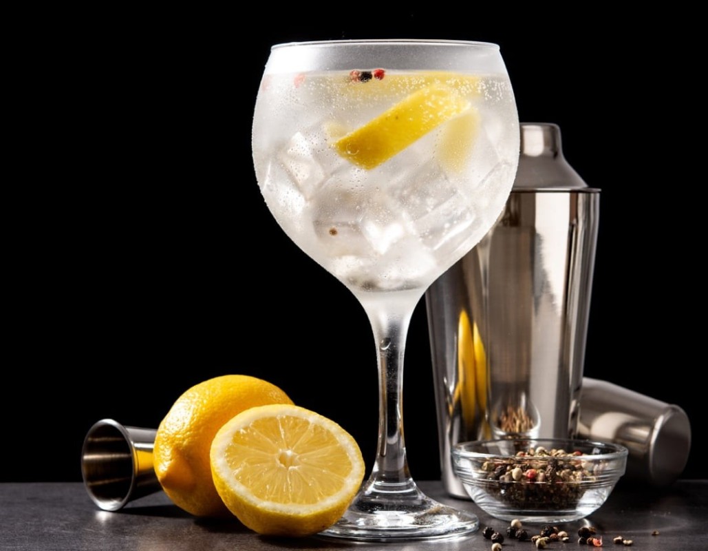 Caffè Rocciamelone - Viù - Gin Tonic di montagna?! 🏔 Al Rocciamelone lo  facciamo con tonica al fieno & Gin Baladin… per un aperitivo con tutto il  profumo dei prati in fiore!!! 🌺🌿🌼